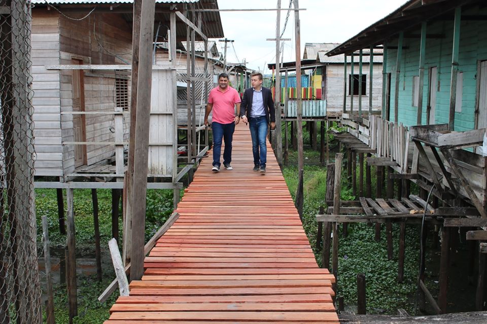 Prefeito Márcio Serrão visita construção de novas passarelas.